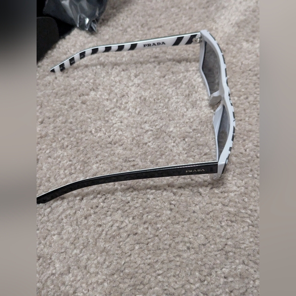 Prada sunglasses, black and white- accessory, Women's, great condition - Picture 3 of 9